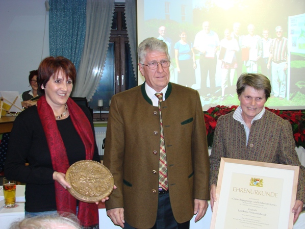 Beate Loser und Renate Watzke erhalten Bronzeplakette und Urkunde aus der Hand von Andreas Knoll