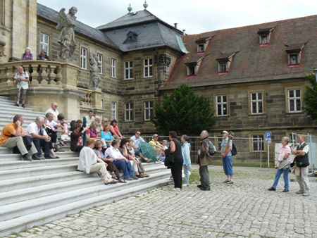 Die Reisegruppe auf der Treppe der Michaelskirche