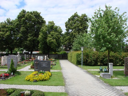 Hauptachse des Kirchenfriedhofs Landsberied