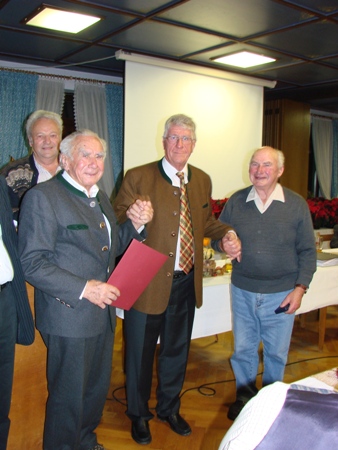 Josef Schrall und Benedikt Schwarz werden mit der Goldenen Ehrennadel bzw. der Bronzeplakette des Landesverbandes geehrt