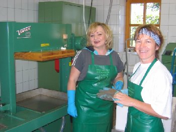 Gabi Wittmann (links) und Elisabeth Wolfmüller versaften das Obst mit Charme und Routine