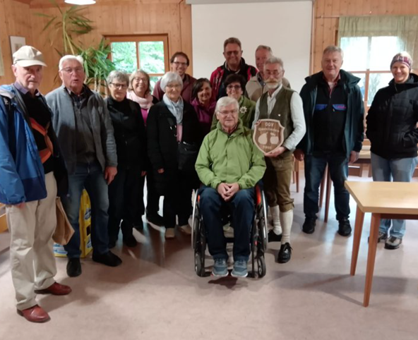 Die Vereinsgruppe des OGV Gernlinden mit dem Vorstand des Kreisverbands beim  Apfelfest in Adelshofen – anlässlich der feierlichen Anbringun